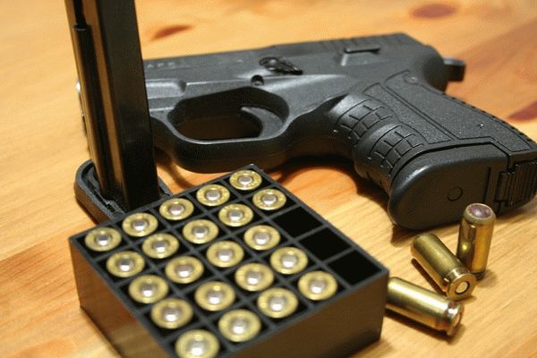 Пистолет и патроны с резиновыми пулями