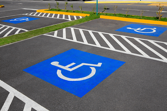 разметка на асфальте места для инвалидов